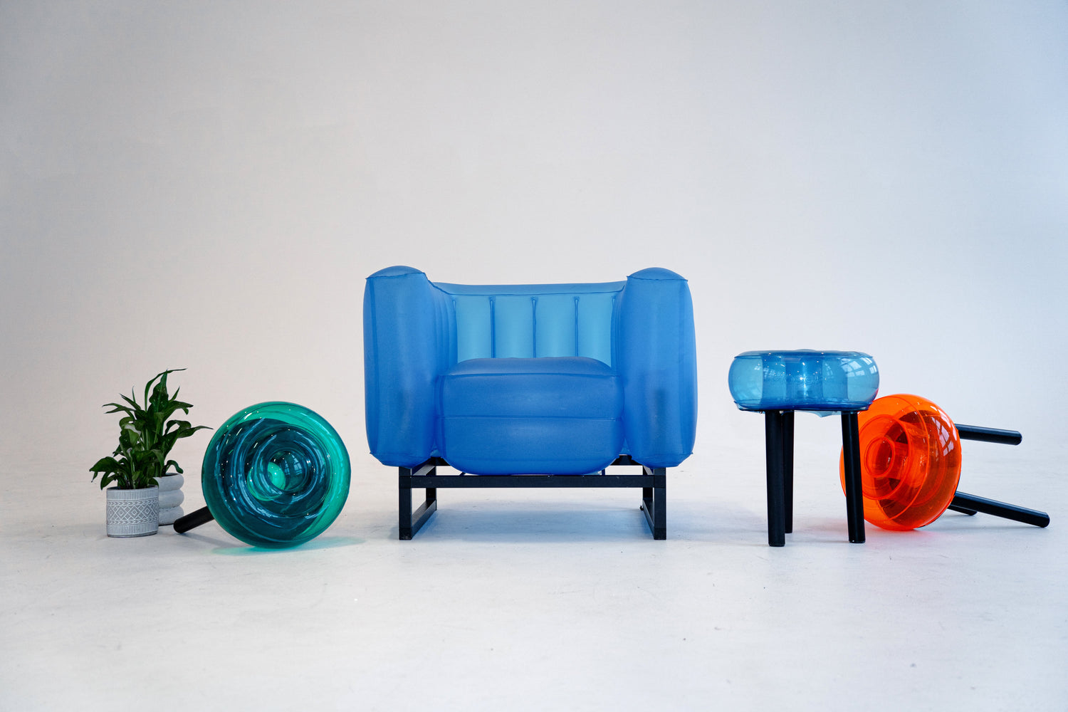 Piepūšamās nomas mēbeles